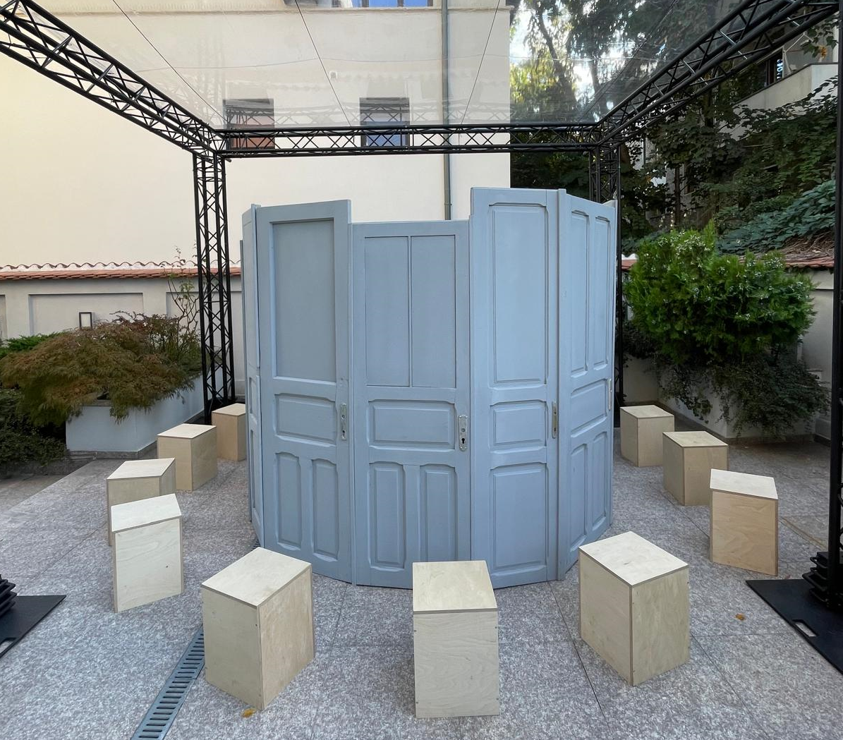 alex galmeanu, and portraits, instalatie, curatorial 2
