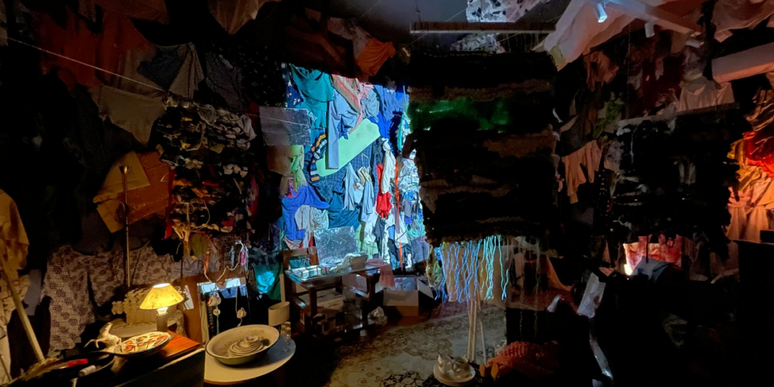 Hoarding, la /SAC – Când acumularea compulsivă devine artă / galerie foto