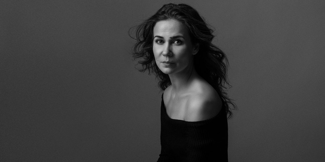 INTERVIU – Actrița Iulia Lumânare: Râsul nu ar trebui să abată atenția spectatorului de la ceea ce doare, ci doar să edulcoreze realitatea