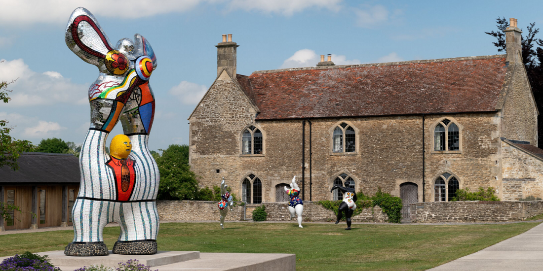 Femei în artă – Niki de Saint Phalle, de la asamblaje violente la celebrarea plină de bucurie a formei feminine