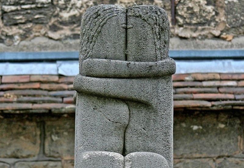 Povestea „Sărutului” lui Brâncuşi așezat pe mormântul unei misterioase rusoaice în cimitirul Montparnasse